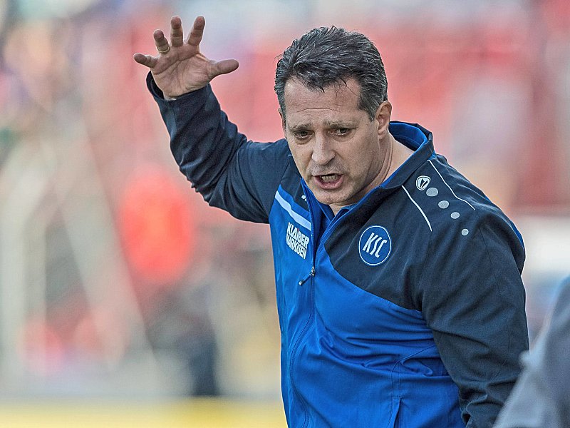 Ärgerte sich über zwei verpasste Punkte gegen Rostock: KSC-Trainer Alois Schwartz.