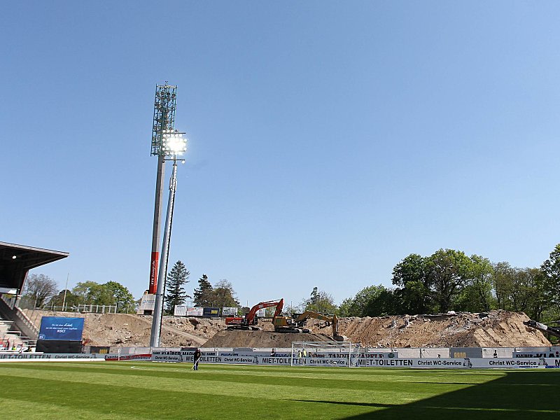 Baustelle Wildparkstadion: Eine fehlende Überdachung der Südtribüne könnte fatale Folgen für den KSC haben.