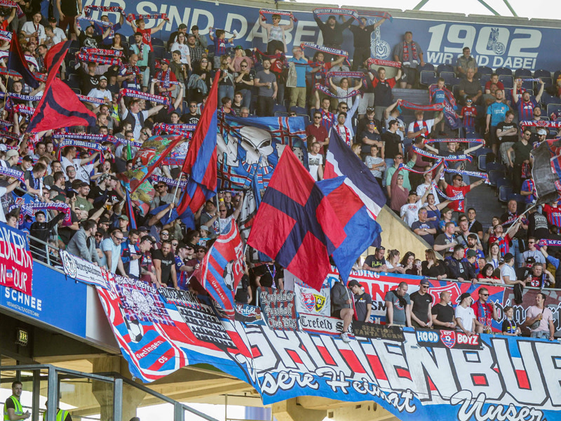 Offenbar doch kein Umzug am letzten Spieltag: KFC-Fans in Duisburg.