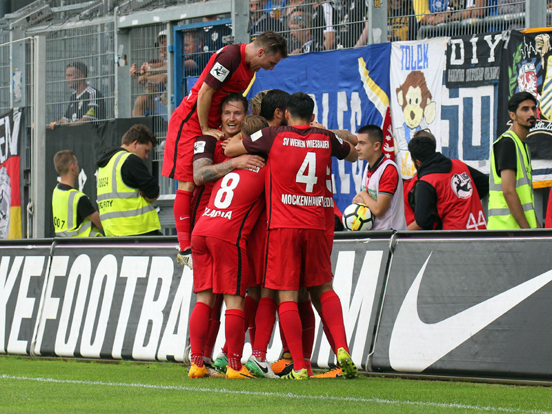 Jubeltraube nach dem ersten Tor der neuen Saison: Wehens Spieler feiern Neuzugang
Sören Reddemann.