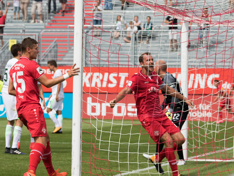 Später Ausgleich: Kickers-Kapitän Sebastian Neumann (re.) bejubelt den Treffer von Dominic Baumann (nicht im Bild).
