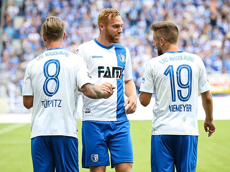 Gratulation für den Torschützen: Michel Niemeyer (re.) erzielte den 2:1-Siegtreffer für Magdeburg.
