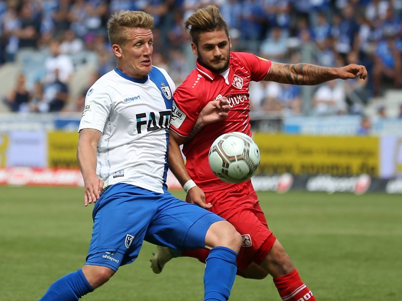 Intensiv: Magdeburgs Richard Weil gegen Würzburgs Dominic Baumann.