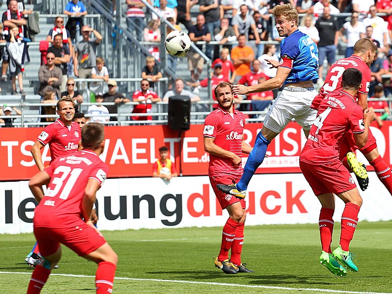 Machs's mit Köpfchen: Rostock-Spielführer Oliver Hüsing erzielt das 1:0 per Kopf.