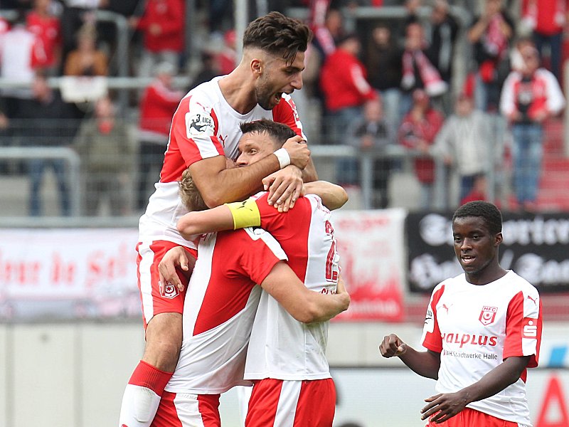 Feiern den Siegtreffer: Die Spieler des Halleschen FC