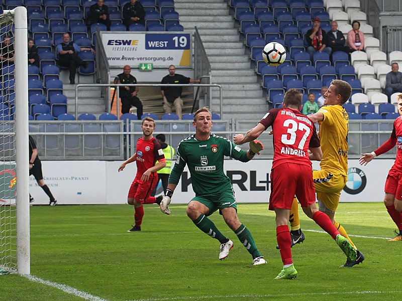 Aus spitzem Winkel zum 3:0 - Stephan Andrist (3.v.r.) entschied das Spiel mit einem Doppelschlag.