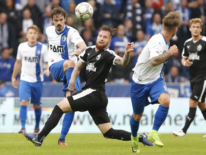 Die 1:0-Führung ist auf dem Weg: Erdmann passt steil Richtung Türpitz.