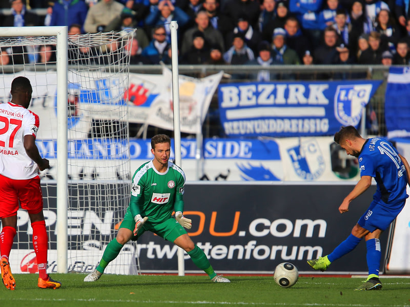 Führungstreffer: Michel Niemeyer (rechts) markiert im Spitzenspiel das 1:0 für Magdeburg.