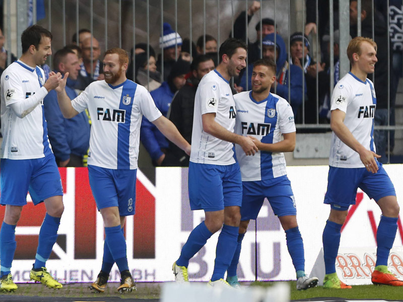 Die Magdeburger feiern ihren Sieg gegen den Halleschen FC.