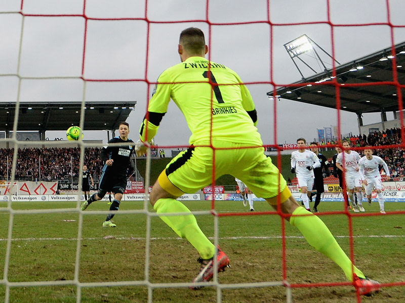 Zu locker: Daniel Frahn chippt seinen Elfmeter in die Tormitte, FSV-Keeper Brinkies hat keine Probleme.
