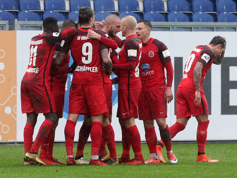 Jubeltraube: Wehens Spieler freuen sich über das dritte Tor.