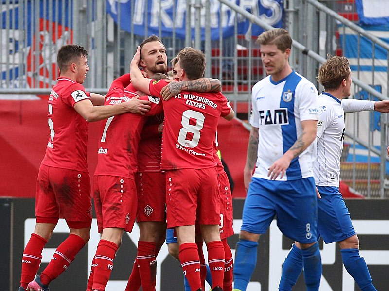 Würzburger Jubel: Die Kickers beglückwünschen Siegtorschütze Orhan Ademi.