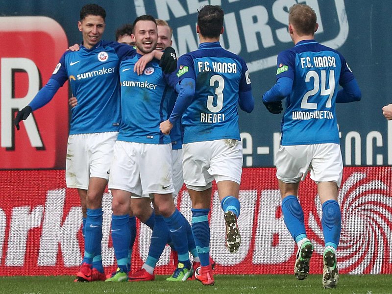 Jubeltraube: Der FC Hansa Rostock bezwang die Würzburger Kickers.