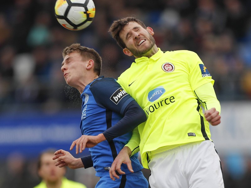 Augen zu und durch: Meppens Thorben Deters (links) im Kopfballduell mit Wehens Niklas Dams.