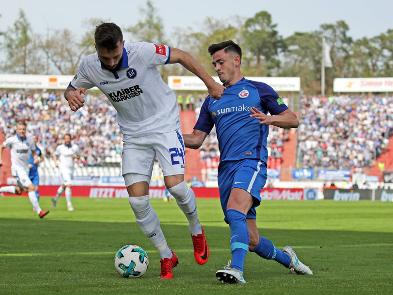 Zweikampf: Fabian Schleusener (l.) gegen Nico Rieble (r.)