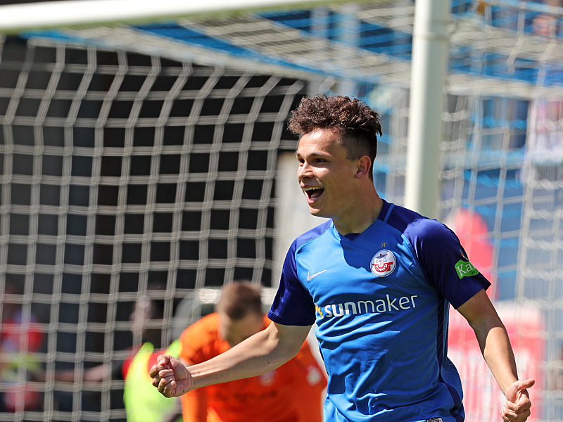 Traf sehenswert per Flugkopfball zur Rostocker Führung: Lukas Scherff.