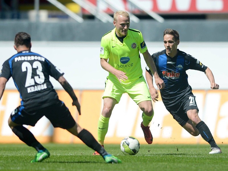 Kein Durchkommen: Alf Mintzel (M.) und Wehen Wiesbaden unterlagen in Paderborn mit 1:3.