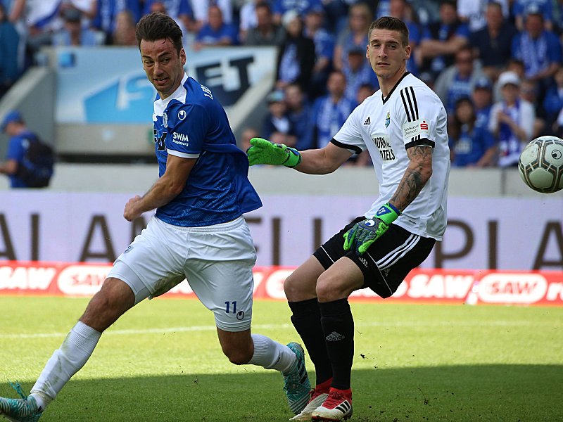 Aufmerksamer Beck (li.) gegen schlafmützigen Kunz: Der FCM-Goalgetter wurde zum 1:0 eingeladen.