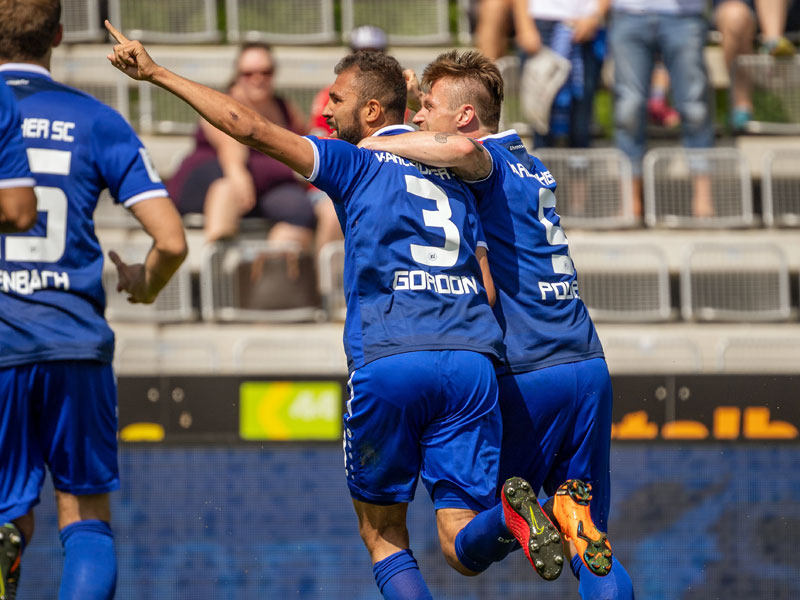 Bejubeln das 2:0 in Aalen: Karlsruhes Daniel Gordon und Marvin Pourie (re.).