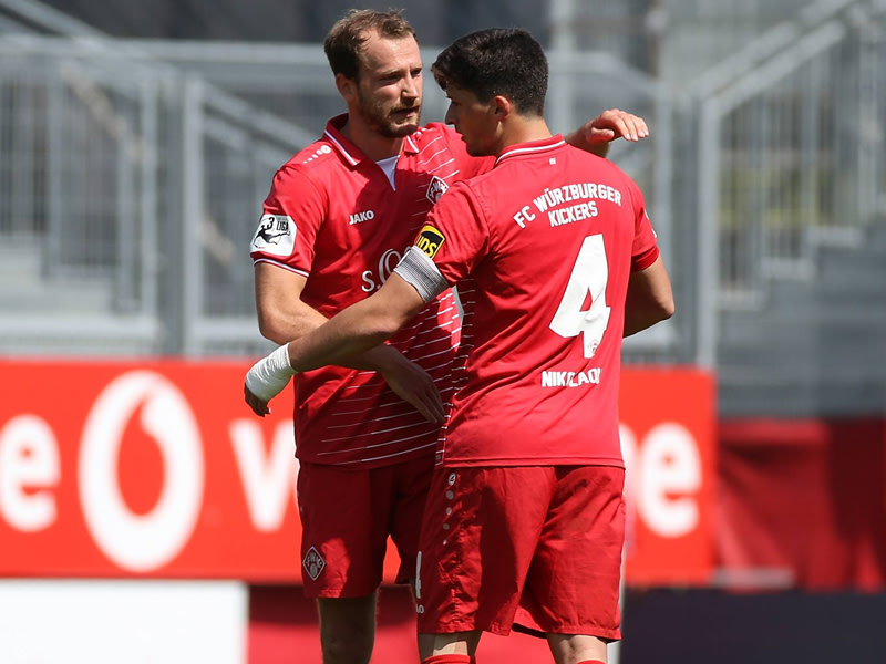 Abschied: Sebastian Neumann mit Jannis Nikolaou bei seinem letzten Heimspiel in Würzburg.