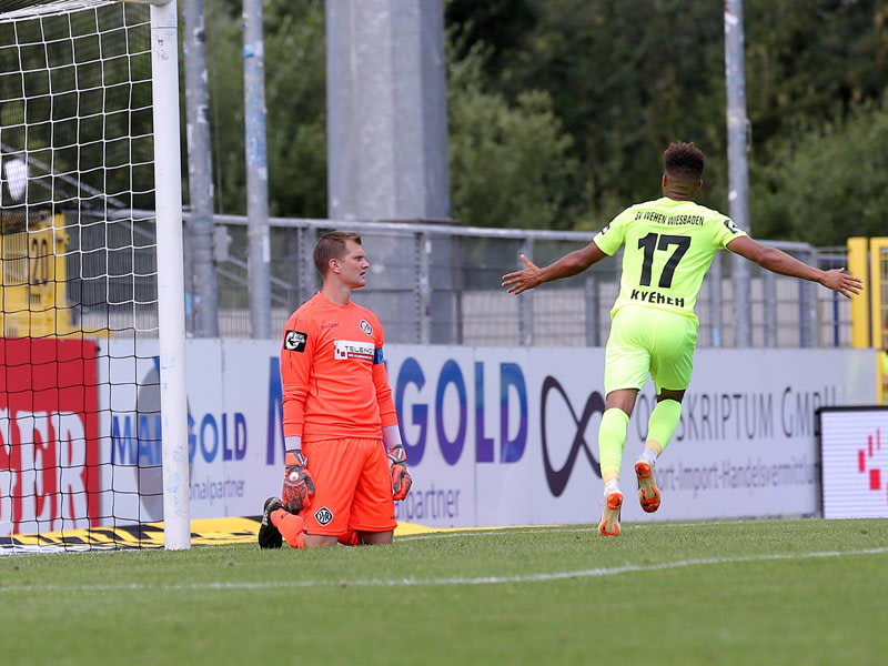 Joker-Glück: Daniel Kofi Kyereh (re.) jubelt über seinen ersten Treffer im ersten Pflichtspiel für Wehen Wiesbaden.