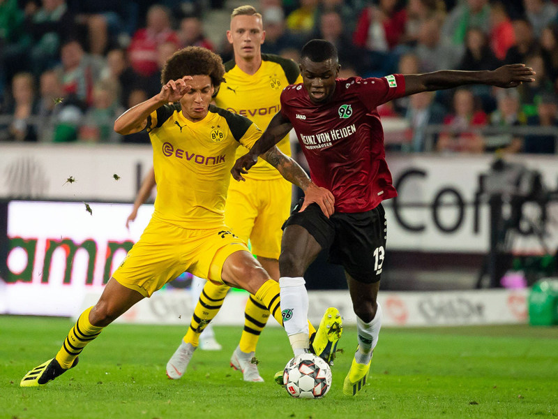 Umkämpftes Spiel in der Hannoveraner HDI-Arena: Axel Witsel (li.) beim Duell mit Ihlas Bebou.