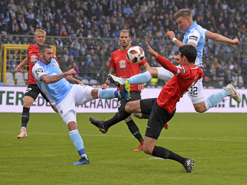 Hart umkämpft: 1860 München und Großaspach steiten um den Ball.
