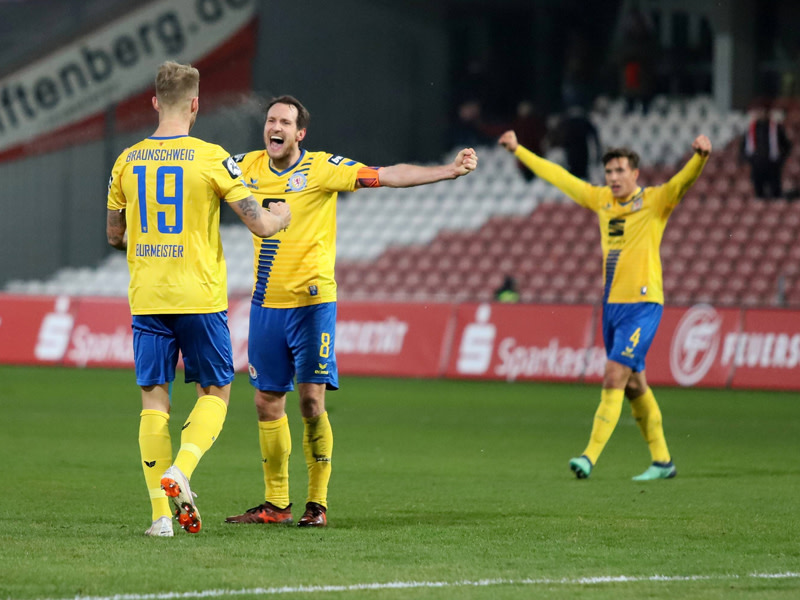 Befreiend: Eintrachts Profis sendeten mit dem 1:0 in Cottbus ein Lebenszeichen aus dem Tabellenkeller.