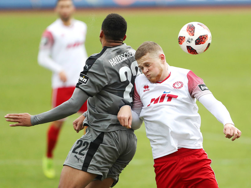 Joel Abu Hanna (r.) im Kopfballduell mit Marvin Ajani.