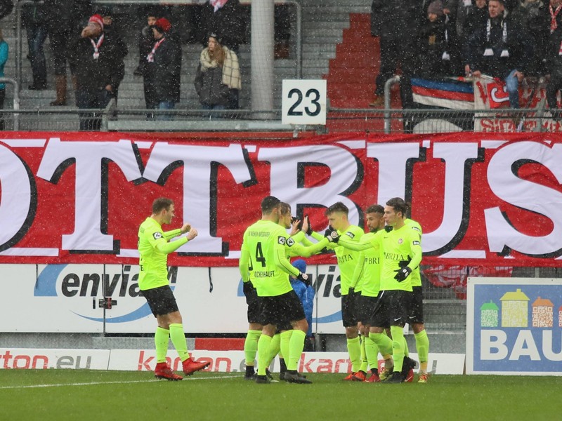 Jubel im Regen: Der SV Wehen Wiesbaden setzte sich beim Auswärtsspiel in Cottbus durch.