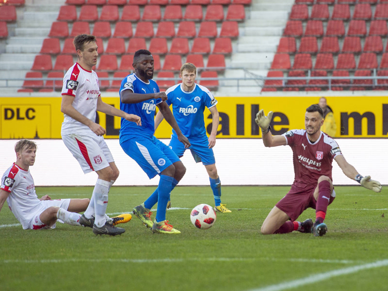Fels in der Brandung: HFC-Keeper Kai Eisele (weinrotes Trikot) entschärfte alles, was auf seinen Kasten kam.