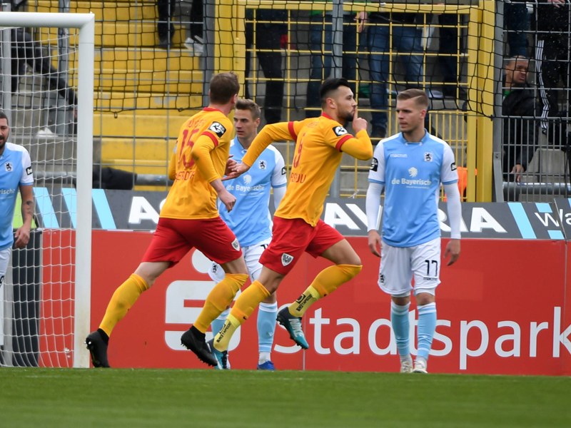 Siegtreffer: Dadashov (2.v.r.) bejubelt sein Tor.