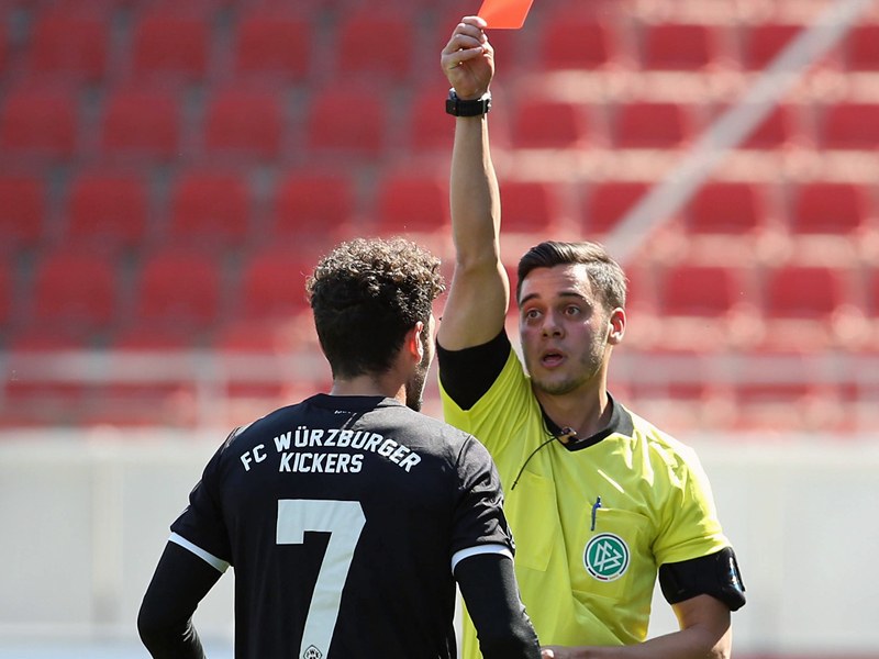 Der Knackpunkt aus Würzburger Sicht: Referee Asmir Osmanagic zückt "Rot" gegen Fabio Kaufmann.