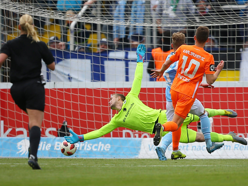 Marvin Wanitzek trifft zum 2:0 für Karlsruhe