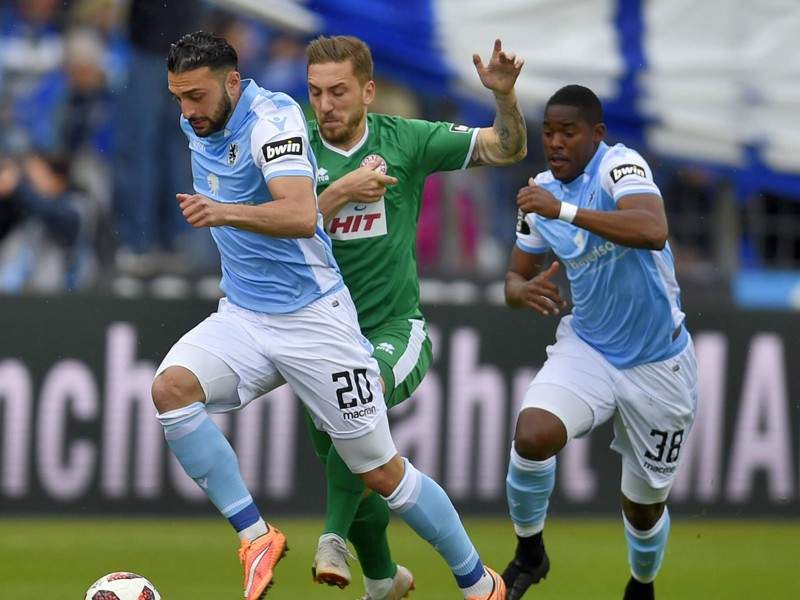 Münchens Efkan Berkiroglu (l.) auf und davon.