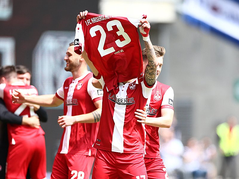 Ehrte nach seinem Treffer zum 3:1 seinen Mitspieler Dick: Christoph Hemlein.