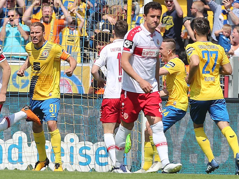 Braunschweigs Marc Pfitzner (li.) jubelt, Dimitar Rangelov zieht enttäuscht ab.