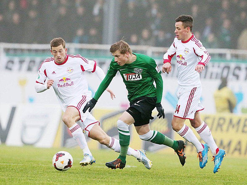 Münsters Piossek wird von zwei Leipzigern verfolgt.