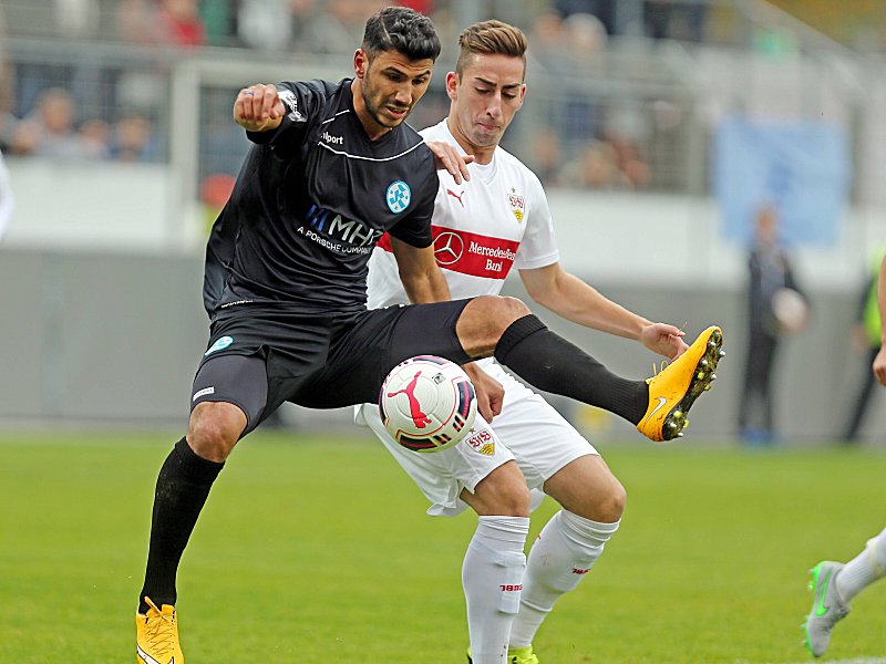 Dominierende Kickers blieben wieder ohne Punkte: Soriano schirmt den Ball vor Peric ab.