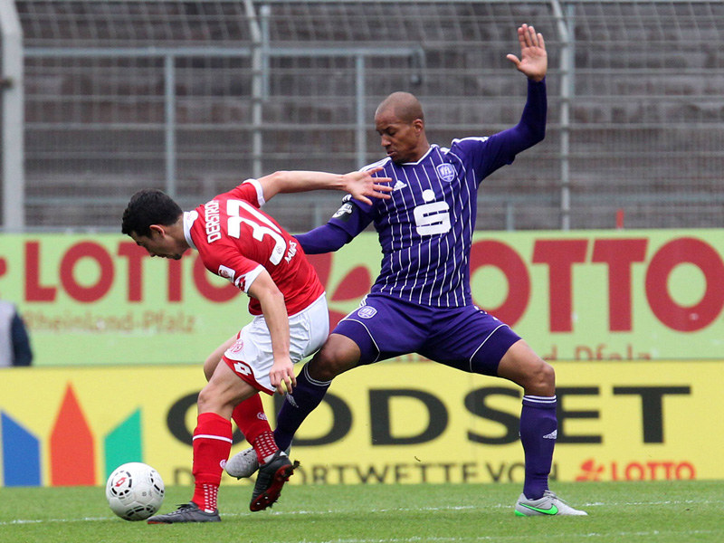 Derstroff (Mainz) und Pisot (Osnabrück) im Zeikampf - am Ende gewann aber keines der beiden Teams