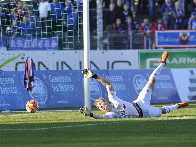 Robin Zentner (Holstein Kiel) beim 0:2
