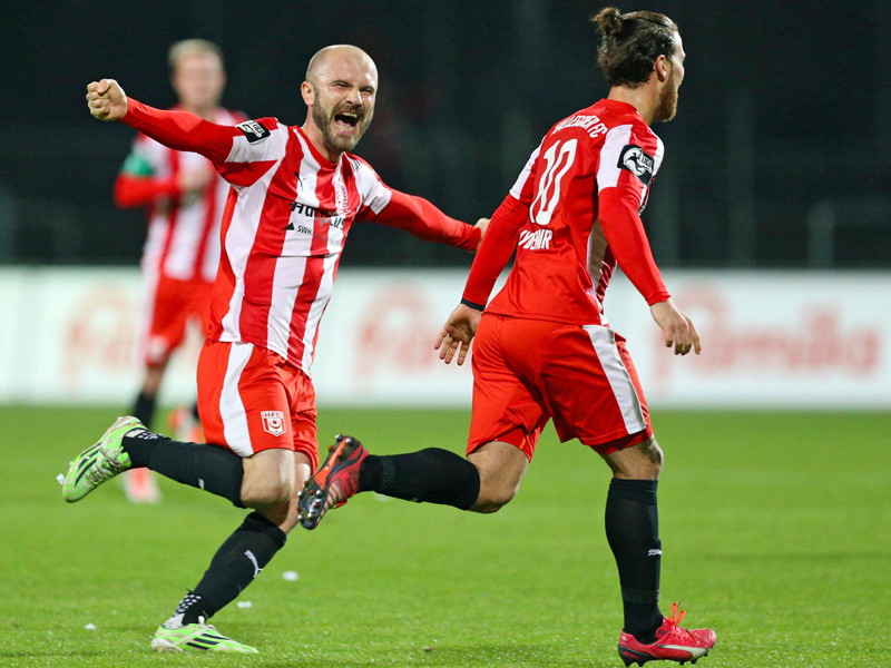 Selim Aydemir (re., hier mit Teamkollege Ivica Banovic) traf zum 1:0 für Halle.