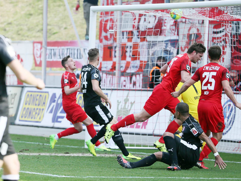 Halle am Boden: Jonas Nietfeld (li.) sorgte in der ersten Hälfte für die FSV-Führung.