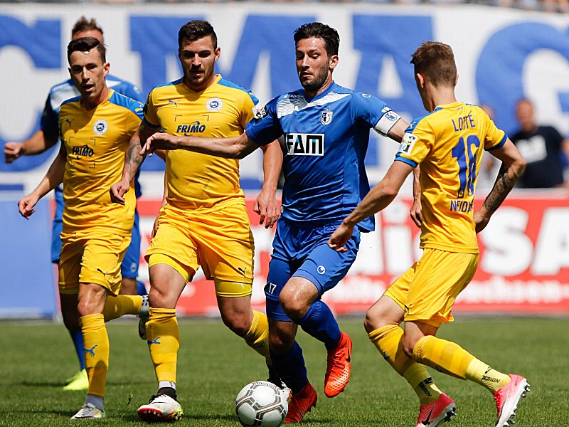 Ungleiches Duell: Magdeburgs Marius Sowislo (2.v.r.) behauptet gegen drei Gegenspieler den Ball.