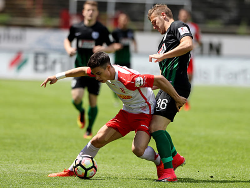 Regensburg und Erik Thommy (links) sicherten sich gegen Münster spät die Teilnahme an der Relegation.