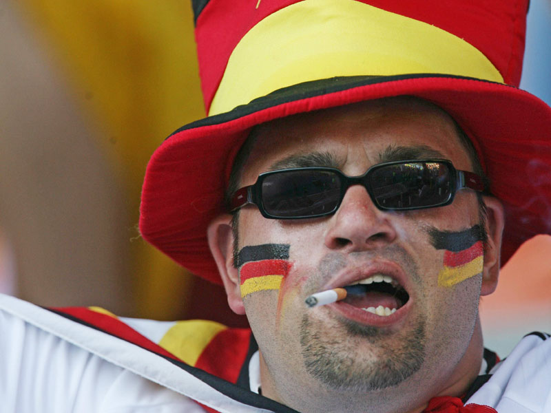 Muss sich 2012 mit Hut, Brille und Schminke begnügen: Deutschland-Fan mit Zigarette bei der EM 2008.