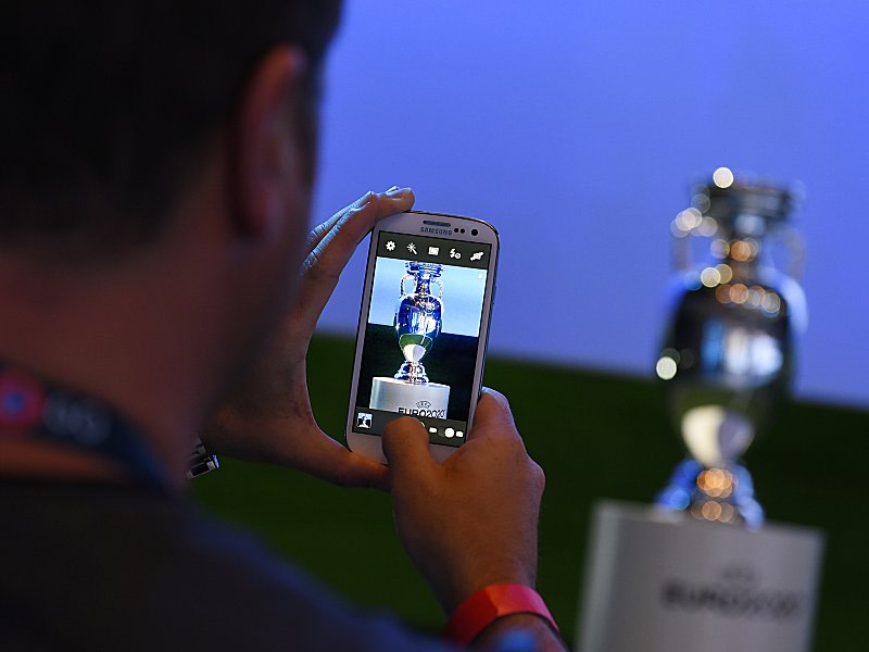 Der EM-Pokal im Fokus: 2020 fällt die Entscheidung in London.