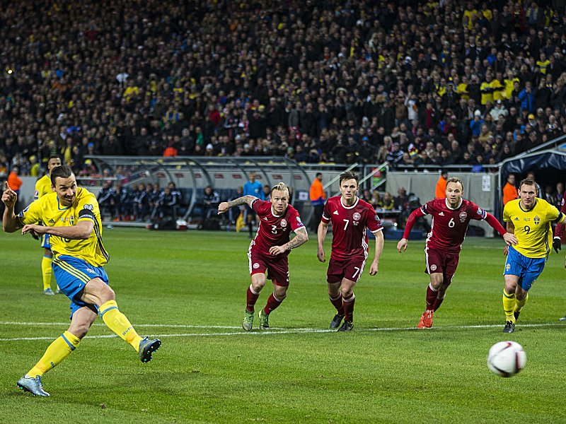 Ibrahimovic trifft vom Punkt zum 2:0. Doch die Dänen kamen noch heran.