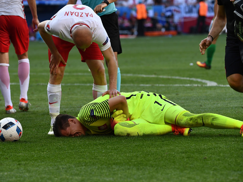 Angeschlagen: Polens Keeper Wojciech Szczesny (liegend).