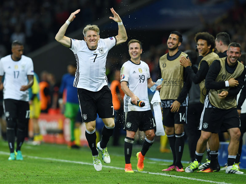 Bastian Schweinsteiger jubelt nach seinem Tor über die Ukraine